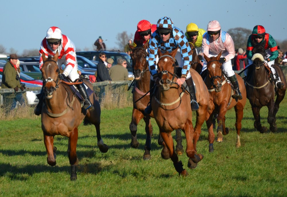 Carlicue (Tom Ellis, white with red chevrons) lead heading out on the 2nd circuit in the Mens Open from eventual winner Brunswick Gold (Stuart Robinson)