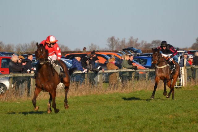 Emma Todd on Nowurhurlin has a look to see where her nearest pursuer is - Carey Williamson (Now Then Charlie)