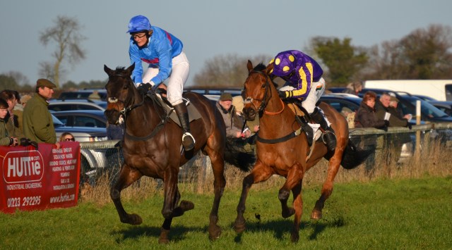 A head seperates Sagalyrique (Angela Rucker) and Latest Trend (Gina Andrews) as they cross the line