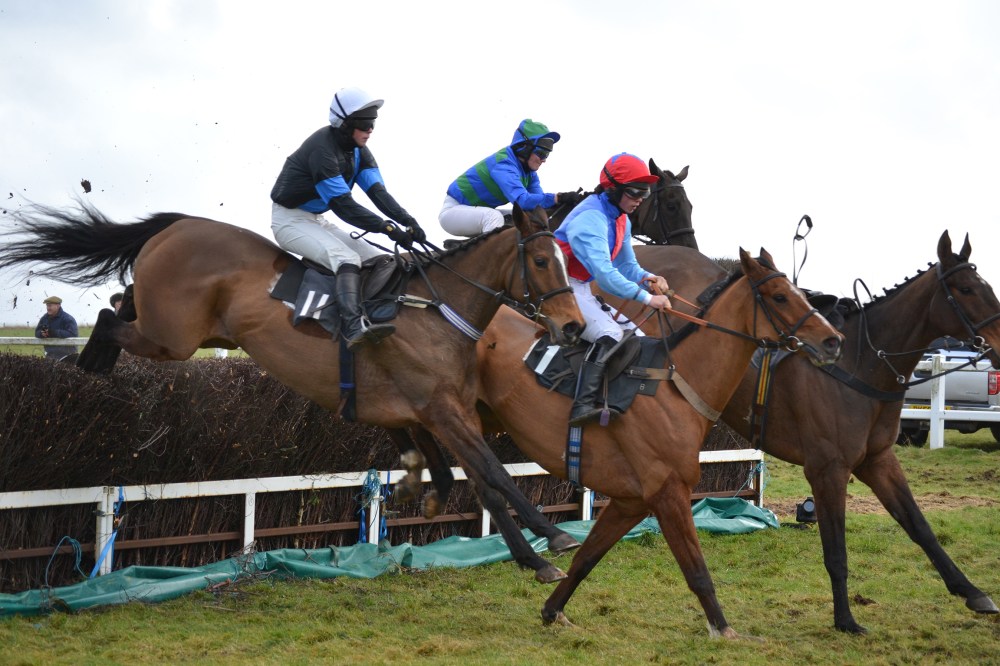 Aikideau-lands-just-in-front-of-Parstara_WEB