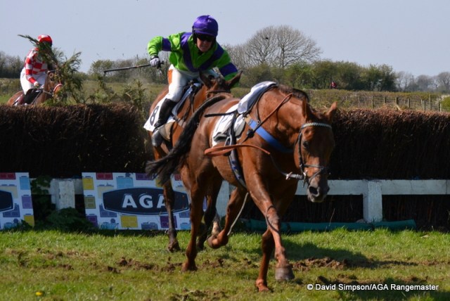 Jodie had to avoid a loose horse (Teenage Kicks) at the last