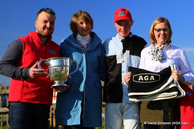 AGA Ambassador, Adam Giles from the Punchbowl Inn, Bridgnorth and Annmarie Newman (AGA Kidderminster) present AGA mementoes after the Open Maiden